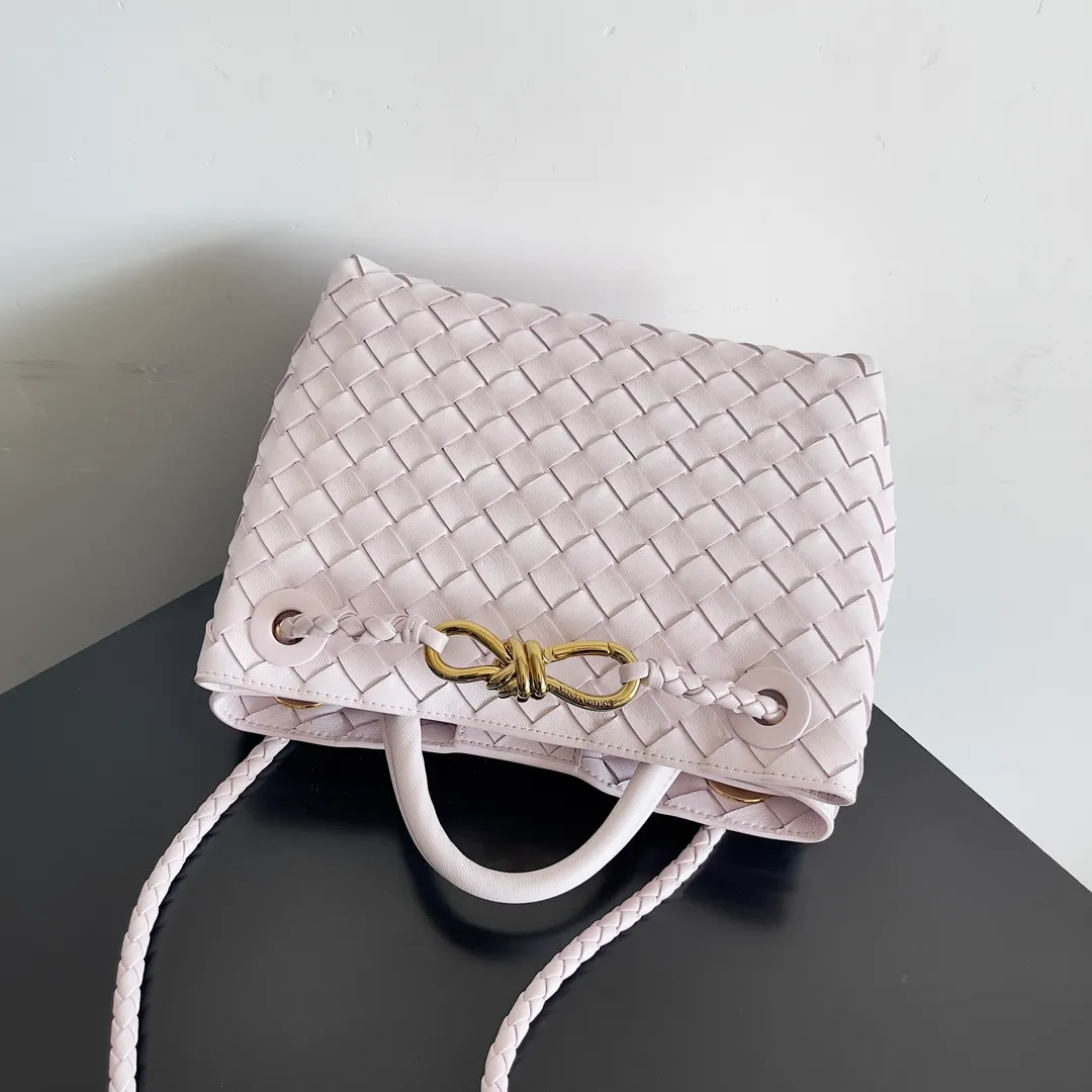 The 2023 new Andiamo batch of 1860 BV has been shipped‼ ️Really popular🔥The new Andiamo woven handbag launched by Bottega Veneta this season is really popular all over the world! ! Celebrities at home and abroad have worn it, and Oscar-winning actress Michelle Yeoh has taken it out on the street. Song Jia, Trai Yara, Yu Feihong, Sanji Ayaka, Rosie Hunting-Whiteley, Yoshioka Riho, etc. have all picked up this bag. It is classic and versatile, showing off its temperament, and the bag capacity is also large, which is very convenient for daily commuting! ! A variety of carrying methods, the shoulder straps can be adjusted by yourself, the original lambskin feels soft and delicate, and the neutral style is made to break gender boundaries and bring a more practical and longer-lasting use experience. Andiamo, which has both elegant and casual styles, perfectly interprets the true appearance of "fashionable old money style". Style number: 743568 Size: 25*22*10.5cm